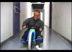 Лилипут с дружком ебут близняшек в попки